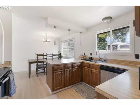 Kitchen - 631 SE 215th Ave, Gresham, OR 97030 photo 4 of 5
