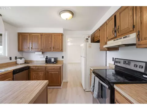 Kitchen - 631 SE 215th Ave, Gresham, OR 97030 photo 2 of 5