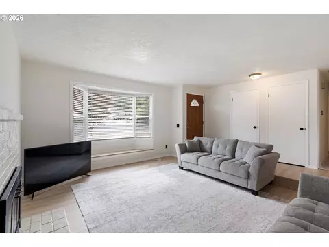 Living - 631 SE 215th Ave, Gresham, OR 97030 photo 4 of 8