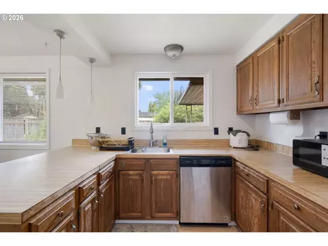 Kitchen - 631 SE 215th Ave, Gresham, OR 97030 photo 3 of 5