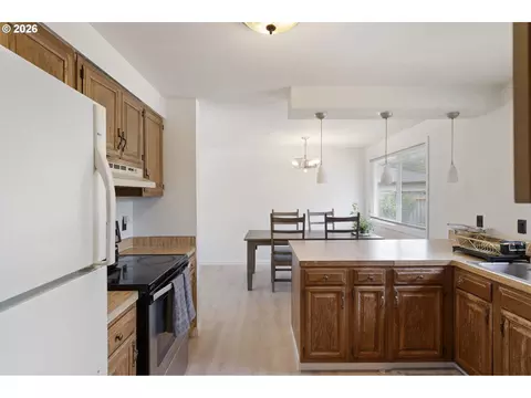 Kitchen - 631 SE 215th Ave, Gresham, OR 97030 photo 5 of 5