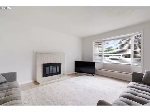 Living - 631 SE 215th Ave, Gresham, OR 97030 photo 5 of 8