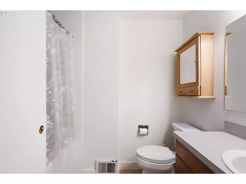 Bath - 631 SE 215th Ave, Gresham, OR 97030 photo 2 of 4