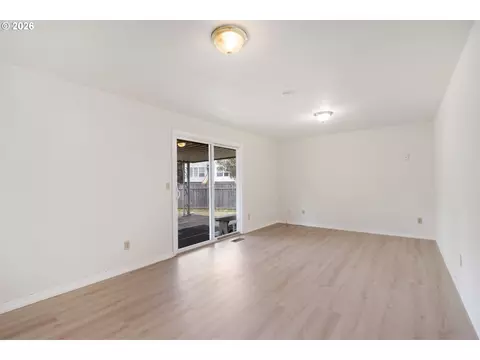Living - 631 SE 215th Ave, Gresham, OR 97030 photo 6 of 8