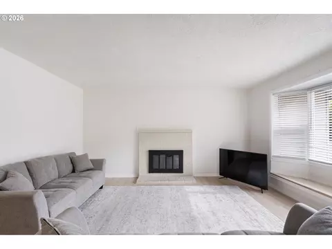 Living - 631 SE 215th Ave, Gresham, OR 97030 photo 3 of 8