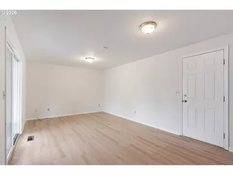Living - 631 SE 215th Ave, Gresham, OR 97030 photo 7 of 8