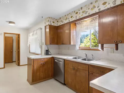 Kitchen - 19955 SE Tillstrom Rd, Damascus, OR 97089 photo 3 of 5