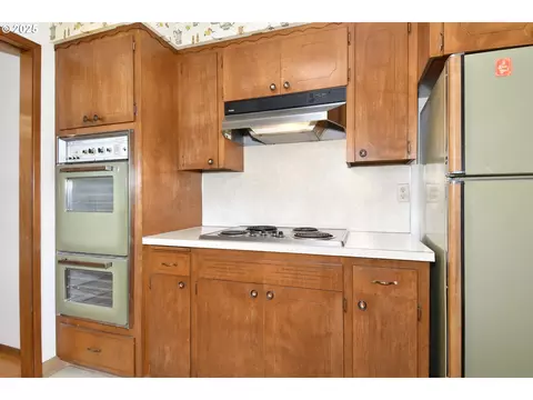 Kitchen - 19955 SE Tillstrom Rd, Damascus, OR 97089 photo 2 of 5