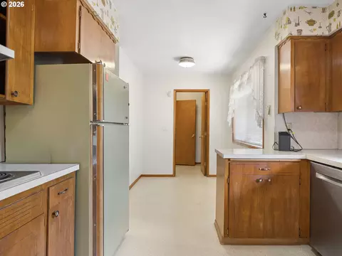 Kitchen - 19955 SE Tillstrom Rd, Damascus, OR 97089 photo 4 of 5