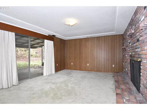 Living - 19955 SE Tillstrom Rd, Damascus, OR 97089 photo 5 of 8