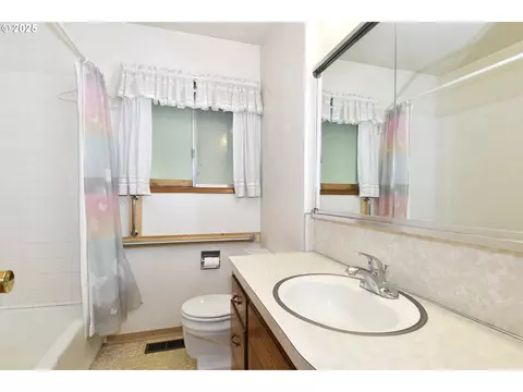 Bath - 19955 SE Tillstrom Rd, Damascus, OR 97089 photo 1 of 2