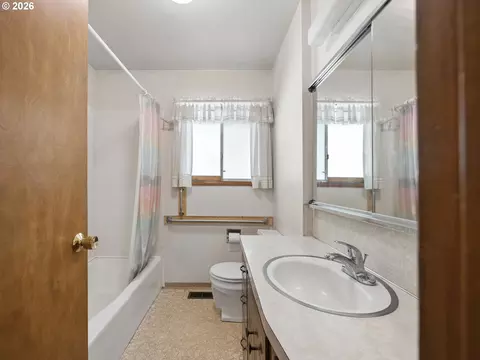 Bath - 19955 SE Tillstrom Rd, Damascus, OR 97089 photo 2 of 2