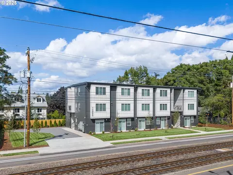 10985 E Burnside St #20, Portland, OR 97216