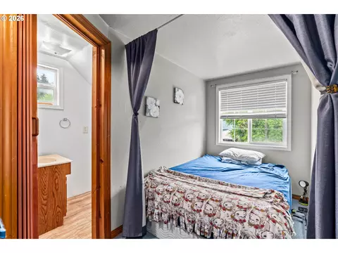 Bedroom - 1755 E 43rd Ave, Eugene, OR 97405 photo 5 of 5