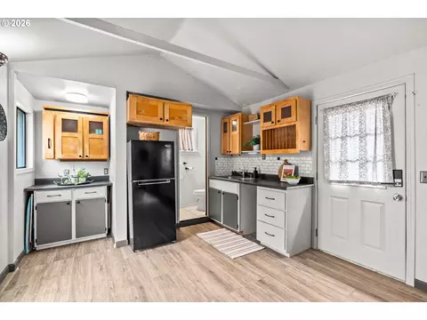 Kitchen - 1755 E 43rd Ave, Eugene, OR 97405 photo 4 of 4