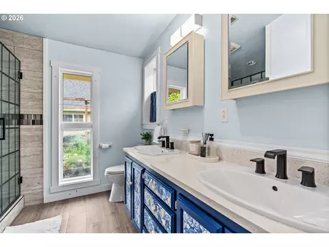 Bath - 1755 E 43rd Ave, Eugene, OR 97405 photo 2 of 3