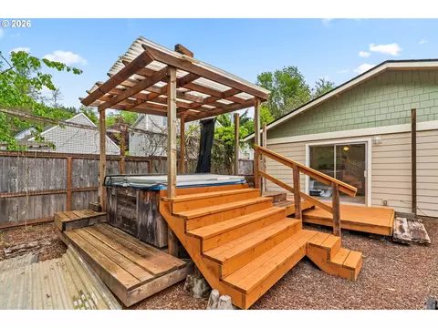 Exterior - 1755 E 43rd Ave, Eugene, OR 97405 photo 5 of 7