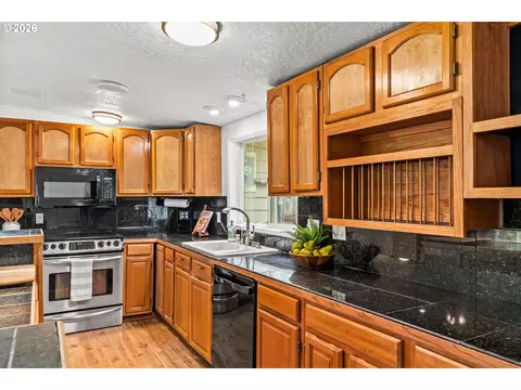 Kitchen - 1755 E 43rd Ave, Eugene, OR 97405 photo 2 of 4