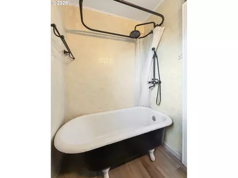 Bath - 445 Riverside Dr, Burns, OR 97720 photo 2 of 3