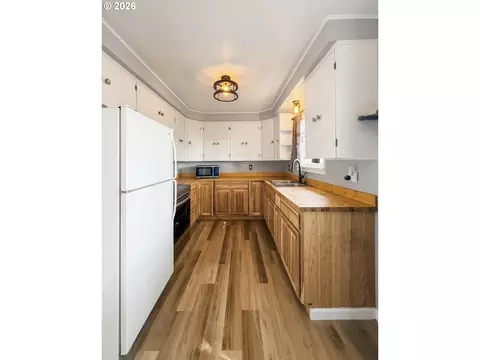 Kitchen - 445 Riverside Dr, Burns, OR 97720 photo 3 of 4