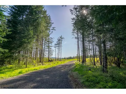 2333 Crooked Finger Rd, Scotts Mills, OR 97375