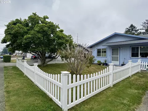 713 Pioneer Rd, Brookings, OR 97415
