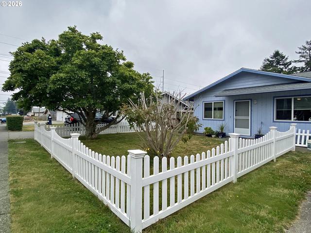 713 Pioneer Rd, Brookings, OR 97415