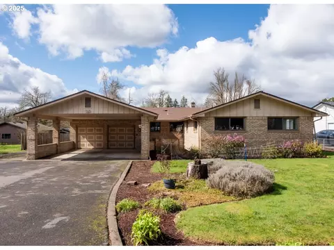 1372 Clearwater Ln, Springfield, OR 97478