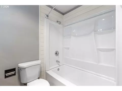 Bath - 4349 SW Quinney Ave, Pendleton, OR 97801 photo 3 of 3