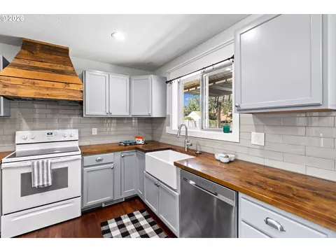 Kitchen - 4349 SW Quinney Ave, Pendleton, OR 97801 photo 4 of 5