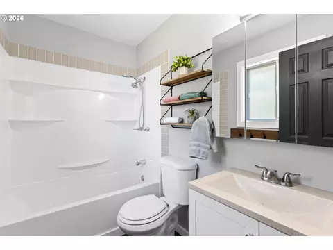 Bath - 4349 SW Quinney Ave, Pendleton, OR 97801 photo 1 of 3