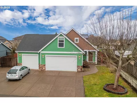 866 N 7th St, Harrisburg, OR 97446