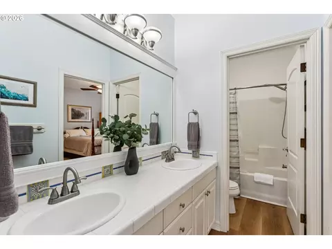 Bath - 1488 SW 17th Ct, Gresham, OR 97080 photo 5 of 5
