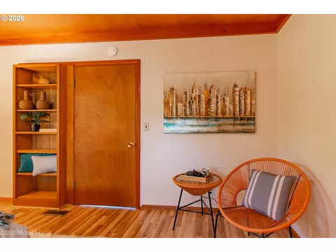 Entry Way - 1035 Willa St, Eugene, OR 97404 photo 2 of 3