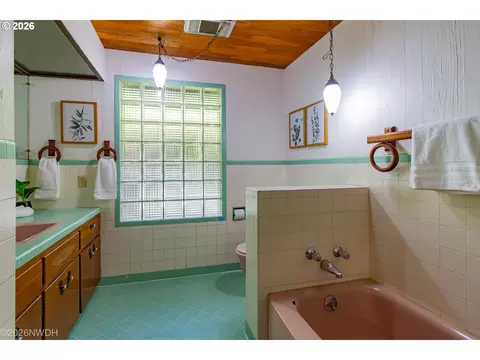 Bath - 1035 Willa St, Eugene, OR 97404 photo 1 of 4