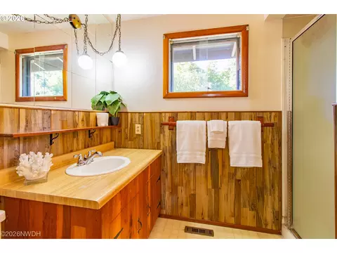 Bath - 1035 Willa St, Eugene, OR 97404 photo 3 of 4