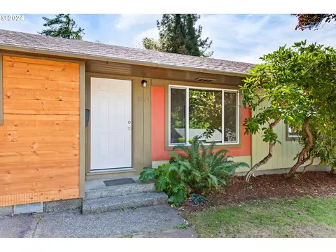 1697 Cottonwood Ave, Coos Bay, OR 97420