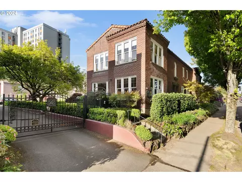 4353 NE Halsey St #15, Portland, OR 97213