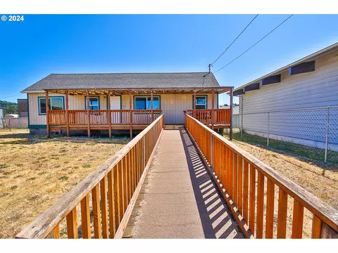 120 S 8th St #100-120, Lakeside, OR 97449