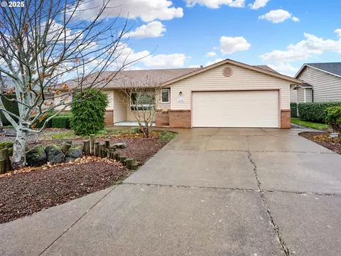 2110 Camellia Way, Woodburn, OR 97071