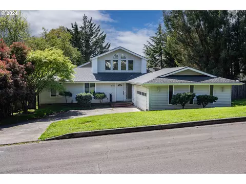 1886 NE Todd St, Roseburg, OR 97470