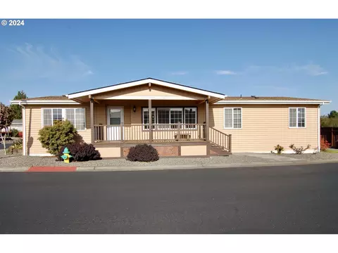 51490 W Lake Dr, Scappoose, OR 97056