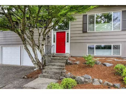 3241 Strathmore Pl, Eugene, OR 97405