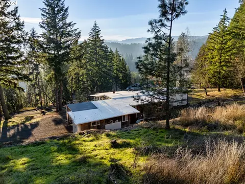 1034 Cleveland Loop Dr, Roseburg, OR 97471