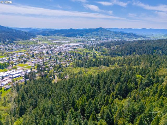 E Sixth Ave, Sutherlin, OR 97479