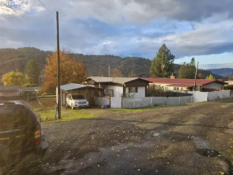 4550 Ridenour St, Roseburg, OR 97470