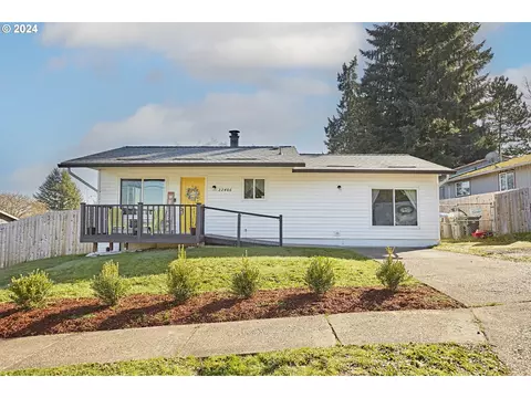 22486 SW Hall St, Sherwood, OR 97140