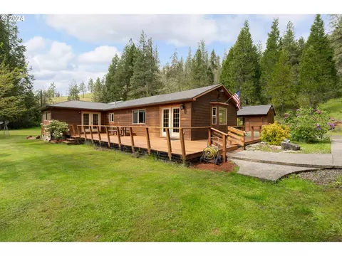 5756 Little River Rd, Glide, OR 97443