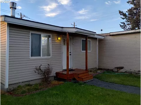 1121 8th St, Umatilla, OR 97882