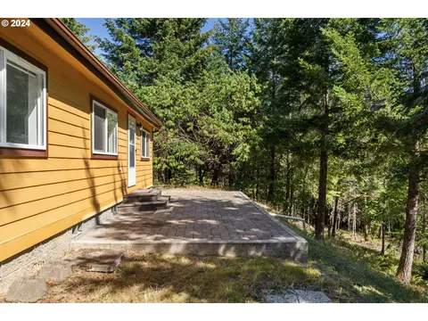 88809 Lois Ln, Elmira, OR 97437
